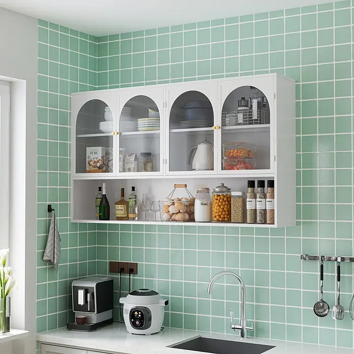 SONNENH Hängeschrank 120 x 23 x 70 cm, 3 Ebenen, Weiß -  - Weiße Küchenwandschränke mit gewölbten Glastüren und offenem Regal, gefüllt mit Küchenutensilien.