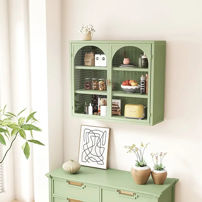 SONNENH Hängeschrank 70 x 23 x 60 cm, 3 Ebenen, Grün -  - Hellgrüner Wandschrank mit zwei gewölbten Glastüren, gefüllt mit Küchenutensilien, über einer passenden Kommode.
