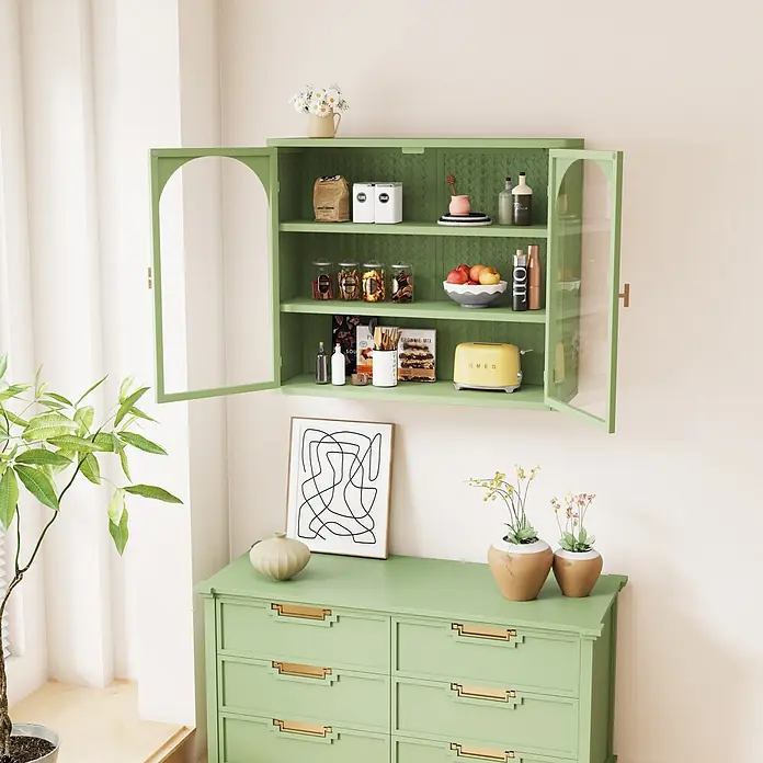 SONNENH Hängeschrank 70 x 23 x 60 cm, 3 Ebenen, Grün -  - Grüner Wandeckschrank mit Glastüren und passender Kommode darunter, gefüllt mit Küchenutensilien und Deko in einem hellen Raum.
