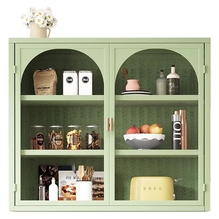 SONNENH Hängeschrank 70 x 23 x 60 cm, 3 Ebenen, Grün -  - Ein hellgrüner Küchenschrank mit Flügeltüren und gewölbten Innenfächern, gefüllt mit Küchenutensilien, Obst und einem gelben Toaster.