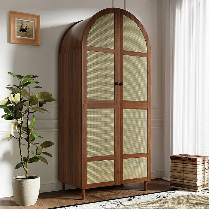 SONNENH Kleiderschrank 80 x 50 x 179 cm, Walnussoptik -  - Dunkler Holzschrank mit gewölbter Oberseite und Türen mit Geflechtplatten, in einem hellen Raum stehend.
