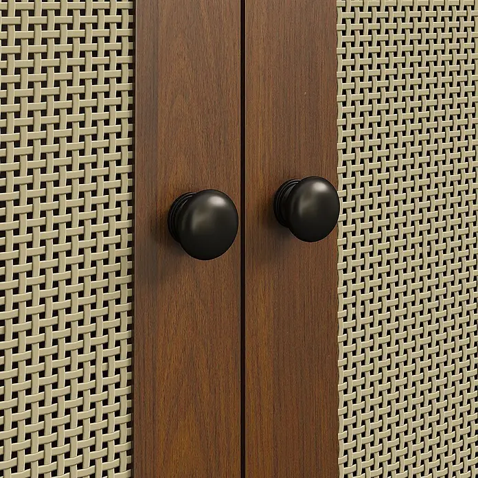 SONNENH Kleiderschrank 80 x 50 x 179 cm, Walnussoptik -  - Zwei dunkle Holzschranktüren mit schwarzen Knöpfen, flankiert von hellbeigen Flechtpaneelen.