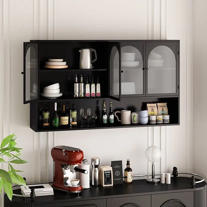 SONNENH Hängeschrank 120 x 23 x 70 cm, 3 Ebenen, Schwarz -  - Schwarzer Wandschrank mit Glastüren, gefüllt mit Geschirr, über einer Kaffeebar.