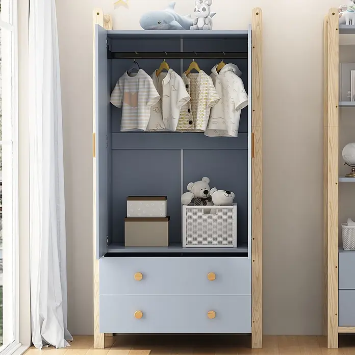 SONNENH Kleiderschrank 89,6 x 44 x 180,5 cm, Blau/Natur -  - Offener Kinderkleiderschrank in Blau-Grau mit hellem Holzrahmen, zeigt Kleidung, zwei Schubladen und Aufbewahrungsboxen.