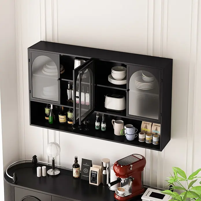 SONNENH Hängeschrank 120 x 23 x 70 cm, 3 Ebenen, Schwarz -  - Schwarzer Wandschrank mit klaren Glastüren, der Geschirr, Flaschen und Kleingeräte über einer Theke zeigt.