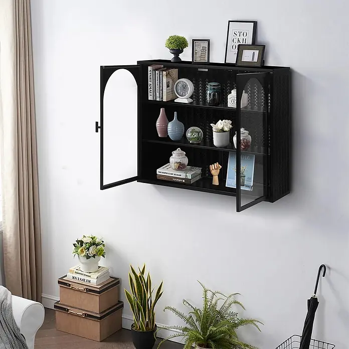 SONNENH Hängeschrank 70 x 23 x 60 cm, 3 Ebenen, Schwarz -  - Schwarzer Wandhängeschrank mit strukturierten Türen (eine massiv, eine Glas), der Bücher und Dekorationen in einem modernen Wohnzimmer präsentiert.