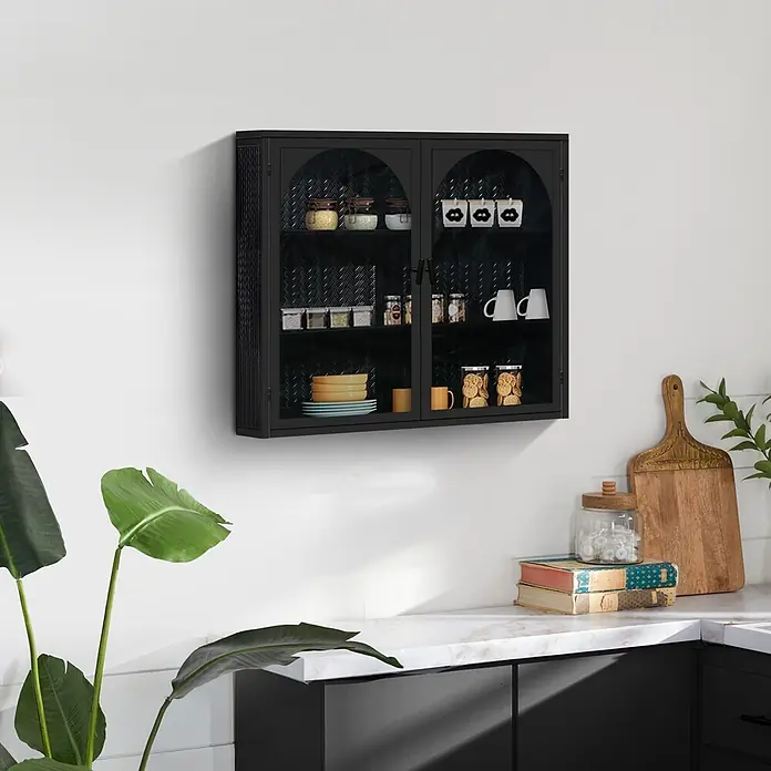 SONNENH Hängeschrank 70 x 23 x 60 cm, 3 Ebenen, Schwarz -  - Schwarzer Metall-Wandschrank mit Glastüren in einer modernen Küche, der Küchenutensilien und Dekoration präsentiert.