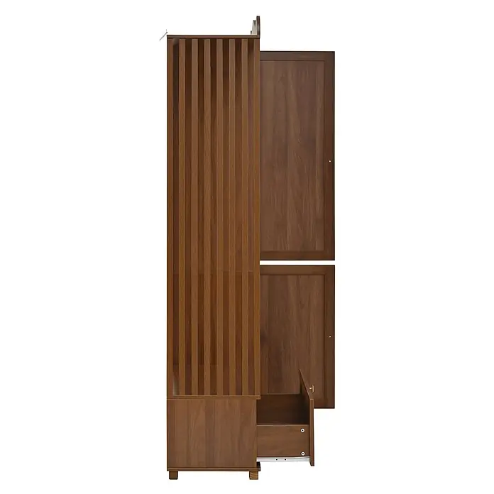 SONNENH Kleiderschrank 115,5 x 38,5 x 194,5 cm, Walnussoptik -  - Dunkelbrauner Holzschrank mit Lamellenfront, einer geöffneten Tür und einer teilweise geöffneten unteren Schublade.