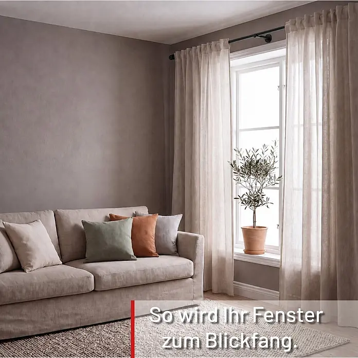 Gardinenstangen-Set Länge 400cm Ø 25mm Style Metall Schwarz-matt Cap -  - Helle, leicht transparente Gardinen aus Naturleinenstoff hängen an einer schwarzen Stange vor einem Fenster, das das Wohnzimmer erhellt.