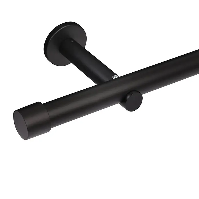 Gardinenstangen-Set Länge 400cm Ø 25mm Style Metall Schwarz-matt Cap -  - Schwarze matte Gardinenstange mit zylindrischem Endstück, an einer Wandhalterung montiert.