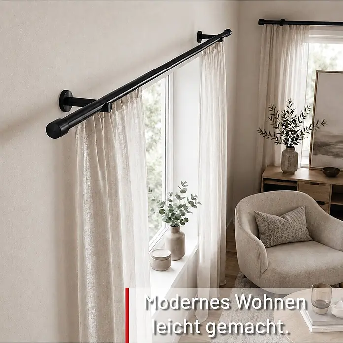 Gardinenstangen-Set Länge 400cm Ø 25mm Style Metall Schwarz-matt Cap -  - Schwarze Gardinenstange mit ausziehbarer, abgewinkelter Konstruktion über einem Fenster, hält transparente Vorhänge in einem modernen Wohnzimmer.