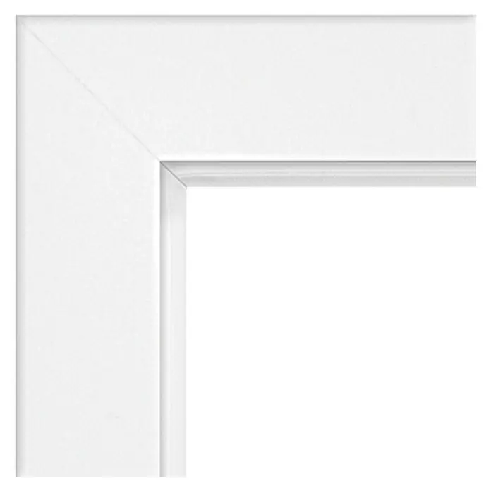 Kilsgaard Türzarge Typ 3735 x 1.985 mm, Wandstärke: 330 mm, DIN Anschlag: Links, Weiß lackiert, ähnlich RAL 9010 - Detailaufnahme eines weißen Fensterrahmens, der die klaren Linien und die schlichte Eleganz des Designs hervorhebt.