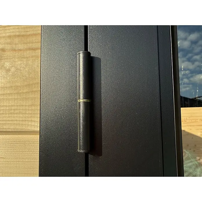 Fjordholz 2-Raum Gartenhaus  Alu Line 44-F, 19.20  m², Isoliervergl. -  - Dunkelgraues, strukturiertes Scharnier mit messingfarbenem Band, an einem passenden dunkelgrauen Tür- oder Fensterrahmen.