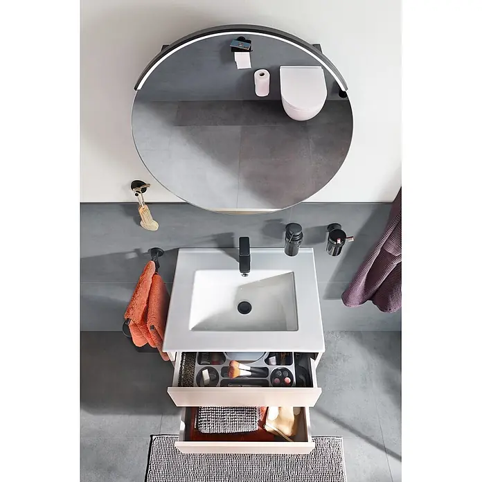 Riva Sabbia Badmöbel-Set - Gesamtbreite Badmöbel: 61,5 cm, Kaschmir/Schwarz, Matt - Moderner Badezimmerwaschtisch mit weißem Waschbecken, schwarzem Wasserhahn und offenen, organisierten Schubladen. Beleuchteter Rundspiegel reflektiert Toilette.