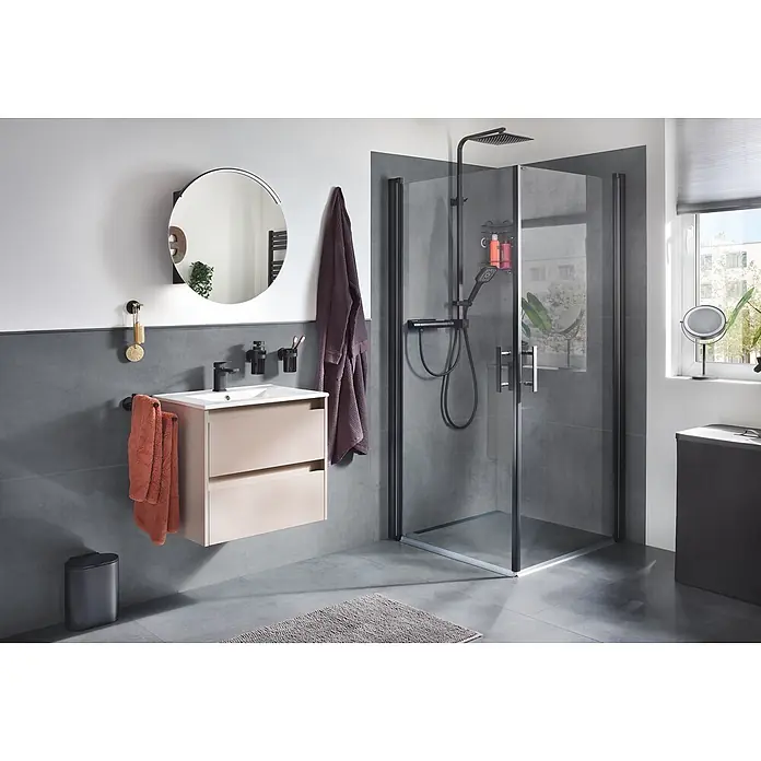 Riva Sabbia Badmöbel-Set - Gesamtbreite Badmöbel: 61,5 cm, Kaschmir/Schwarz, Matt - Modernes Badezimmer mit schwarzer Regendusche in Glasduschkabine und beigem Waschtisch mit schwarzem Wasserhahn.