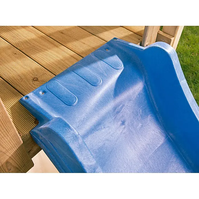 Kinderspielturm Max - L x B x H: 120 x 177 x 302 cm - Nahaufnahme einer blauen Kinderrutsche, die auf einem Holzdeck montiert ist und zum Spielen einlädt.