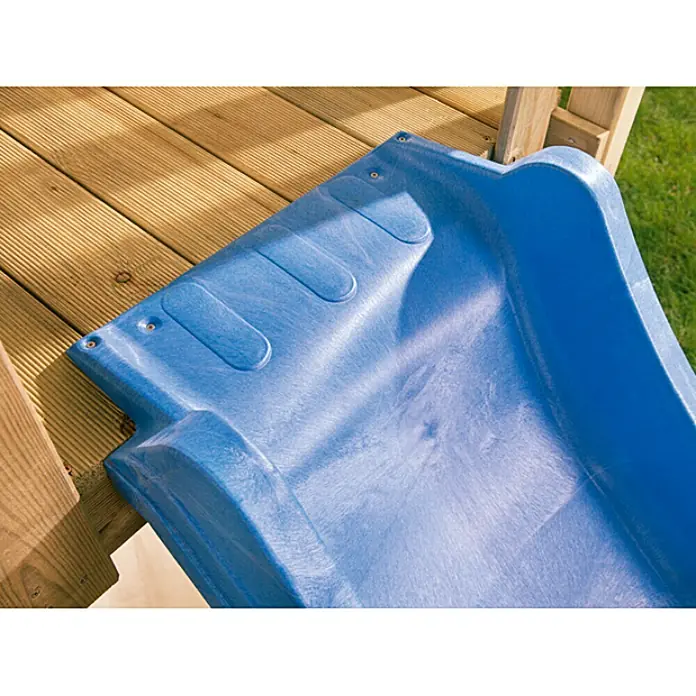 Kinderspielturm Max - L x B x H: 120 x 177 x 302 cm - Nahaufnahme einer blauen Kinderrutsche, die auf einem Holzdeck montiert ist und zum Spielen einlädt.
