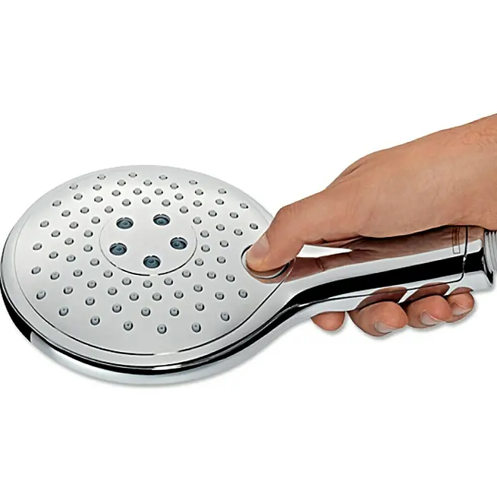 Hansgrohe Teleducha Select S150 - Número de funciones: 3 ud., Diámetro: 15 cm, Tecla de selección, Cromo - Primer plano de un cabezal de ducha cromado con la mano operando el control del patrón de flujo para un fácil ajuste.