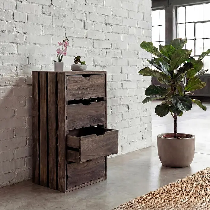 Mendler Kommode HWC-C62 4 Schubladen 70x32x26cm - braun -  - Dunkle Holzkommode mit Lamellenseiten und vier Schubladen, eine offen.