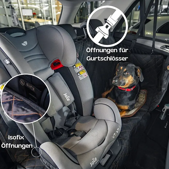 Universaler PKW Rücksitzschoner mit Kühldecke, wasserabweisend - kratzfest -  - Schwarze, gesteppte Autositzauflage mit Isofix- und Gurtschlossöffnungen, installiert mit grauem Kindersitz und Hund.