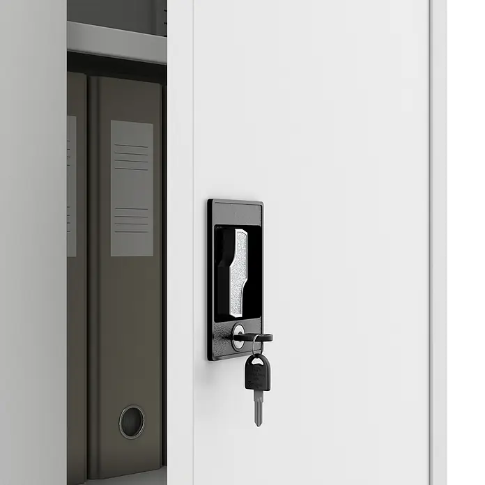 Jan Nowak Metallschrank BEATA D600 für Büro/Werkstatt, 93x90x60 cm, Weiß -  - Weiße Aktenschranktür mit schwarzem Schloss und antibakteriellem Schlüssel, teilweise geöffnet, um graue Ordner zu zeigen.