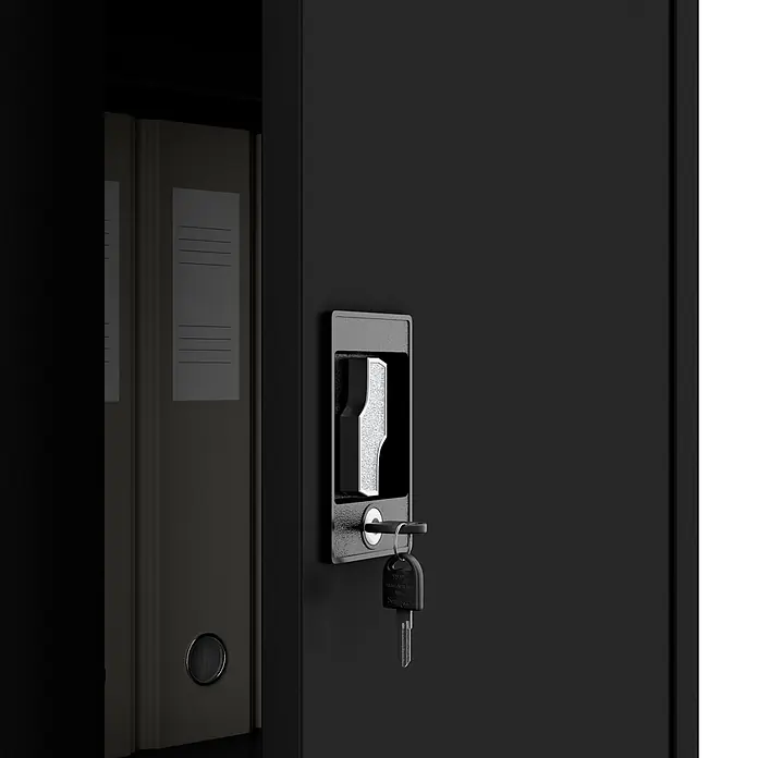 Jan Nowak Metallschrank BEATA D600 für Büro/Werkstatt, 93x90x60 cm, Schwarz -  - Dunkelgraue Metallschranktür mit silbernem Schloss und schwarzem Schlüssel, dahinter dunkelgraue Ordner.
