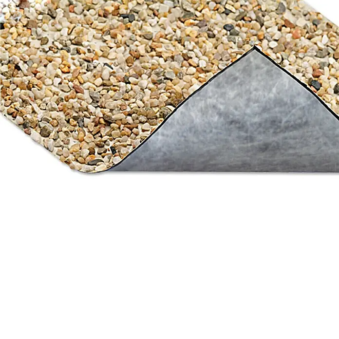 Oase Steinfolie Meterware - Breite: 1 m, Stärke: 0,5 mm - Bild einer Bodenmatte mit Kieselsteinen, teilweise hochgeklappt, um die Unterseite zu zeigen.