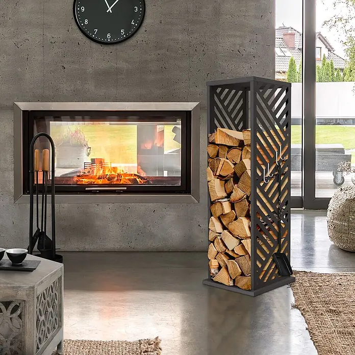 ML-Design Kaminholzregal 37,5x37,5x112 cm Anthrazit Streifen-Motiv -  - Schwarzer Metall-Kaminholzständer mit geometrischem Muster, gefüllt mit Holzscheiten und Kaminbesteck, neben einem modernen Kamin.