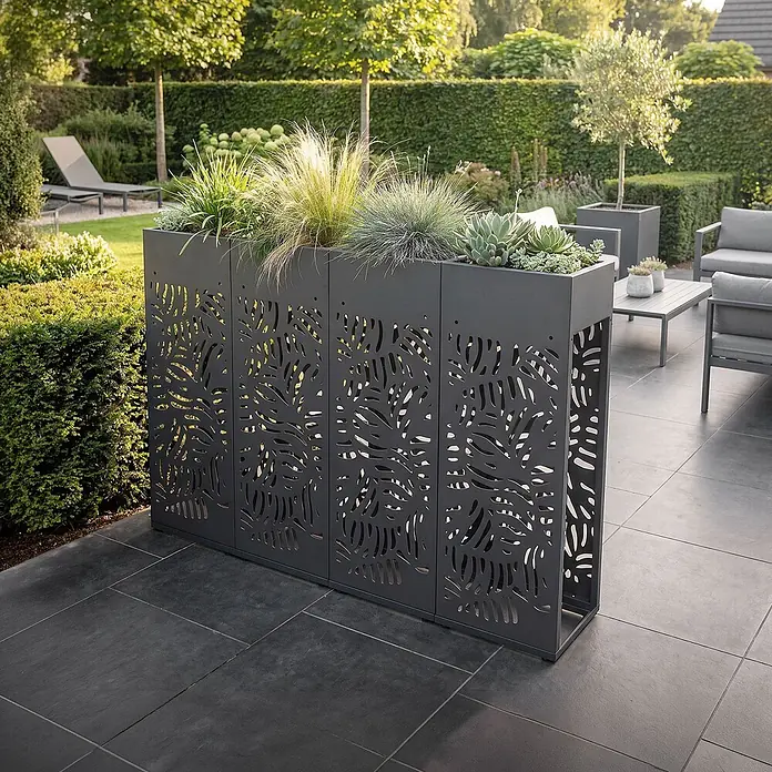 ML-Design Kaminholzregal mit Pflanzkasten Anthrazit 30x30x111 cm Blätter -  - Dunkelgrauer Metallpflanzkübel mit lasergeschnittenen Blattmustern, gefüllt mit Pflanzen, auf einer Terrasse.
