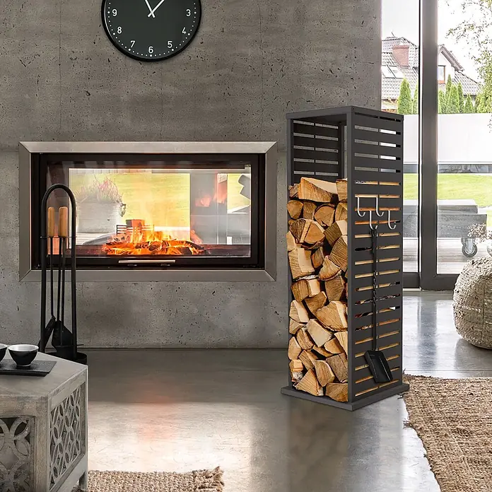 ML-Design Kaminholzregal 37,5x37,5x112 cm Anthrazit Schlitz-Motiv -  - Dunkelgraues Metall-Kaminholzregal gefüllt mit Holzscheiten, mit Kaminbesteck an der Seite, neben einem modernen Kamin.
