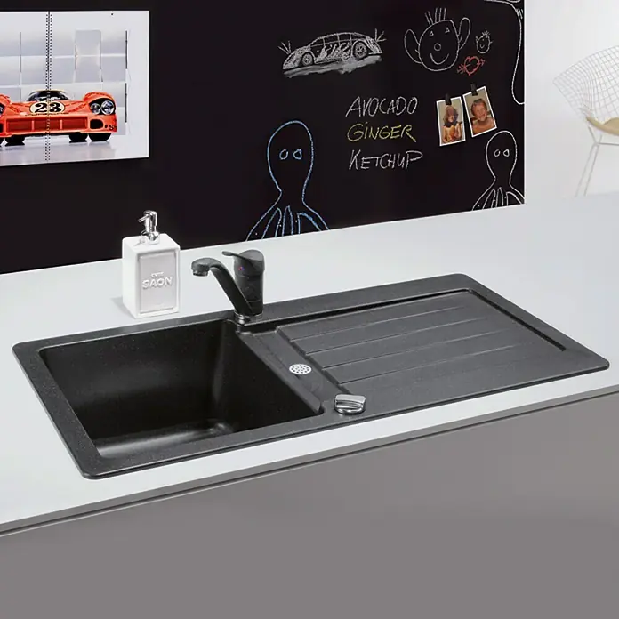 Admiral Einbauspüle Zako - B x L: 86 x 43,5 cm, Nero - Eine moderne, eckige, schwarze Spüle mit Abtropffläche, einem eleganten Wasserhahn und einem weißen Seifenspender.