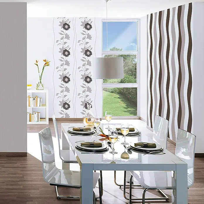 Daniel Hechter Vliestapete 2 - Weiß, Uni, 10,05 x 0,53 m - Modernes Esszimmer mit weißem Tisch, Stühlen und stilvoller Wandgestaltung.
