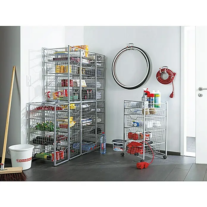Regalux Clever Korb - 43 x 45 x 16 cm, Metall - Das Bild zeigt ein Regal-System mit Drahtkörben, die mit verschiedenen Gegenständen gefüllt sind, sowie weiteres Zubehör im Raum.