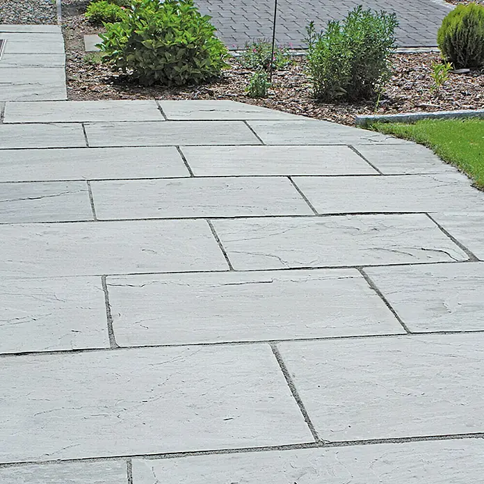 Terrassenplatte Delhi Grey - 60 x 30 x 2,5 cm, Grau, Sandstein - Pflastersteine aus Naturstein für einen stilvollen Gartenweg. Die grauen Platten fügen sich nahtlos in die grüne Umgebung ein.