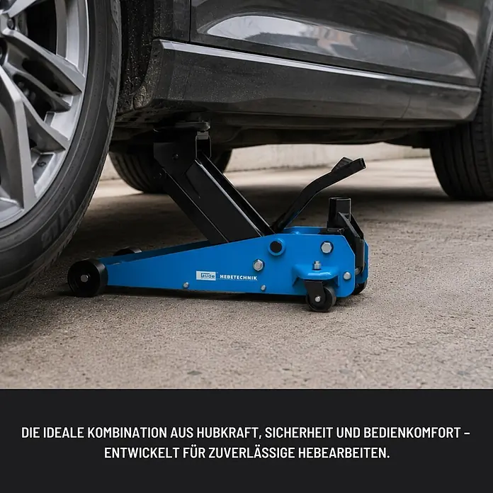 Güde Hydraulischer Rangierwagenheber GRH 3/500 Q - Hubhöhe: 145 mm - 500 mm - Blauer und schwarzer Hydraulik-Wagenheber hebt ein dunkelgraues Auto auf Asphalt an.