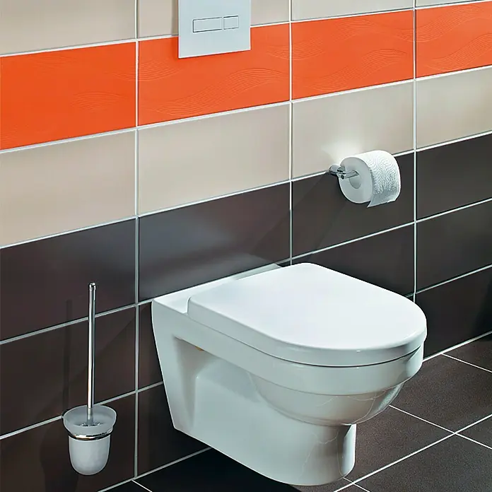WC-Sitz Modena - Duroplast, Weiß, Mit Absenkautomatik - Wandhängendes WC in einem Badezimmer mit orangefarbenen, beigen und braunen Fliesen.