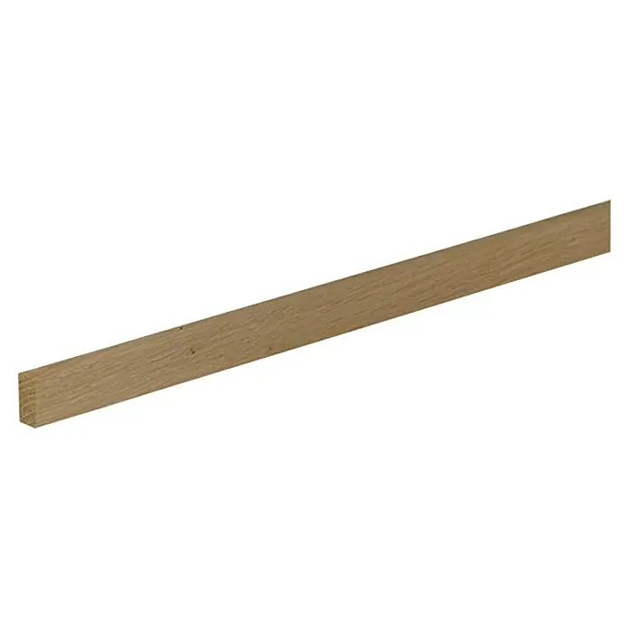 Profiles and more Rechteckleiste - 100 cm x 10 mm x 20 mm, Eiche - Nahaufnahme einer Holzleiste, die die natürliche Maserung und Farbe des Holzes zeigt. Ideal für Bauprojekte und Heimwerkerarbeiten.