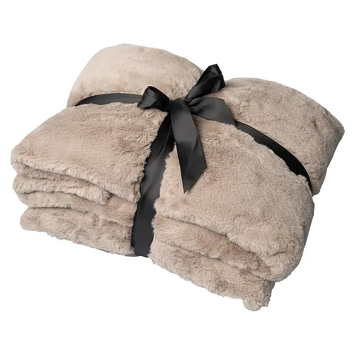 Dekokissen & Decken-Set Aimee - 2 -tlg., Taupe - Gefaltete hellgraue Kunstpelzdecke, mit schwarzem Satinband gebunden.