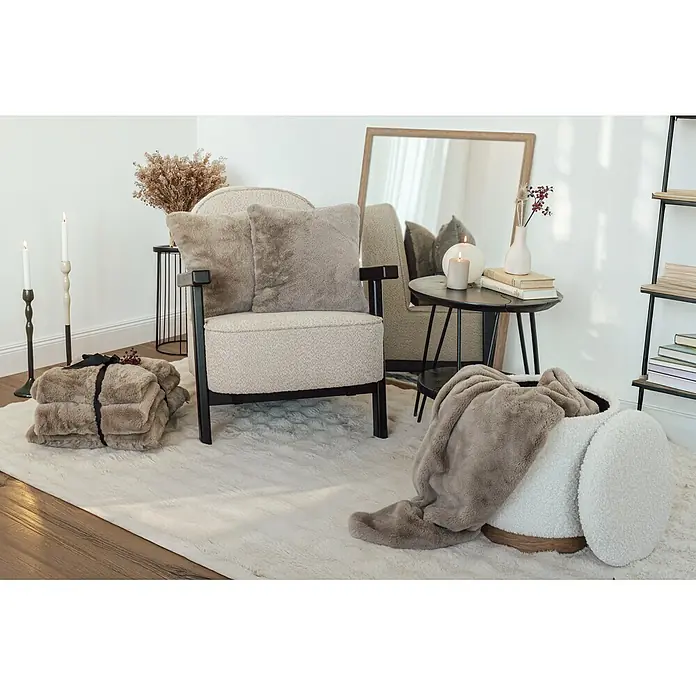 Dekokissen & Decken-Set Aimee - 2 -tlg., Taupe - Weiche taupefarbene Kunstpelzdecken und -kissen schaffen eine warme, einladende Atmosphäre in einem gemütlichen Wohnzimmer.