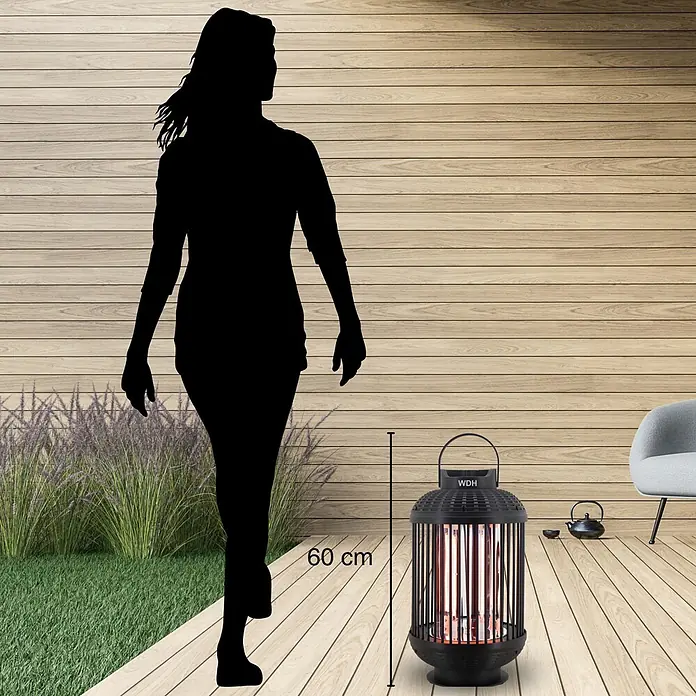 Heizlaterne WDH-12HL - 1.200 W - für Terrasse, Balkon, Garten -  - Schwarzer Outdoor-Heizstrahler im Laternenstil, 60 cm hoch, mit Glühelement auf Holzdeck, Silhouettenperson als Größenvergleich.
