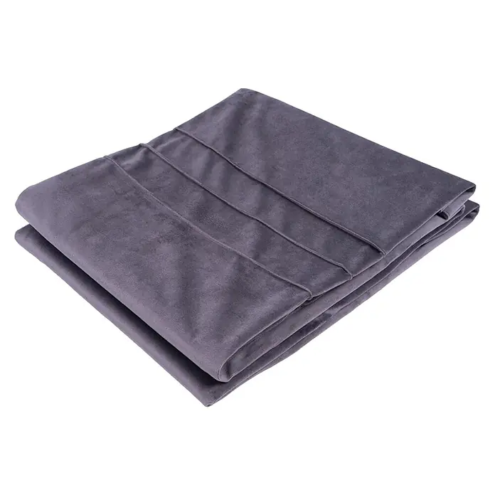 Dekokissen & Decken-Set Paulina - 2 -tlg., Graphit - Gefaltetes graues Samt-ähnliches Textil mit Zierfalten.