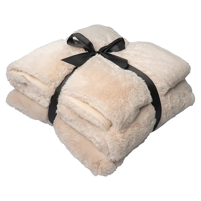 Dekokissen & Decken-Set Aimee - 2 -tlg., Creme - Gefaltete cremefarbene Kunstfelldecke mit schwarzem Satinband, als weiches Geschenk verpackt.