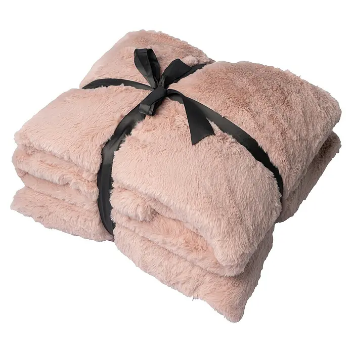 Dekokissen & Decken-Set Aimee - 2 -tlg., Rosa - Gefaltete hellbeige Kunstpelzdecke mit schwarzem Band gebunden.