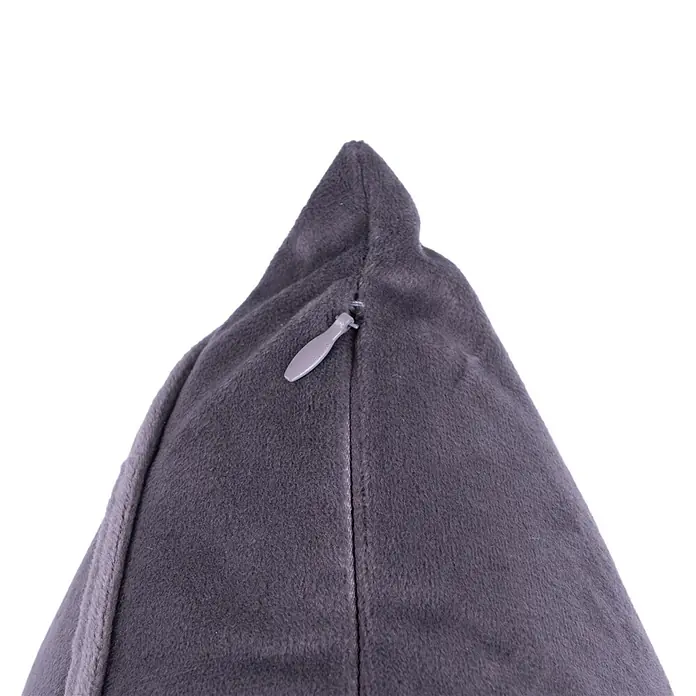 Dekokissen & Decken-Set Paulina - 2 -tlg., Graphit - Dunkelgraues Plüschkissen oder Sitzsack mit sichtbarem grauem Reißverschluss.