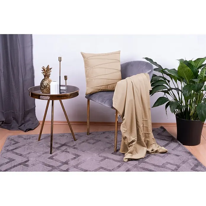 Dekokissen & Decken-Set Paulina - 2 -tlg., Champagner - Grauer Teppich mit geometrischem Muster auf Holzfußboden im Wohnzimmer.