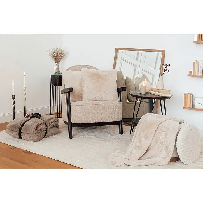 Dekokissen & Decken-Set Aimee - 2 -tlg., Creme - Weiche beige Kunstfellkissen, -decken und ein Teppich gestalten ein gemütliches Wohnzimmer.