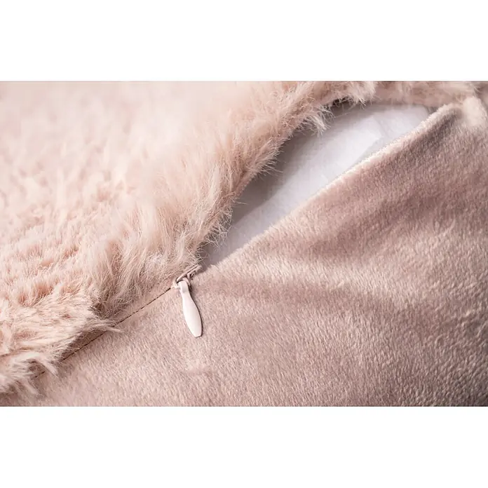 Dekokissen & Decken-Set Aimee - 2 -tlg., Rosa - Hellrosa-beiger Kissenbezug mit flauschigen und Samttexturen, geöffnetem Reißverschluss, der weißen Innenstoff zeigt.