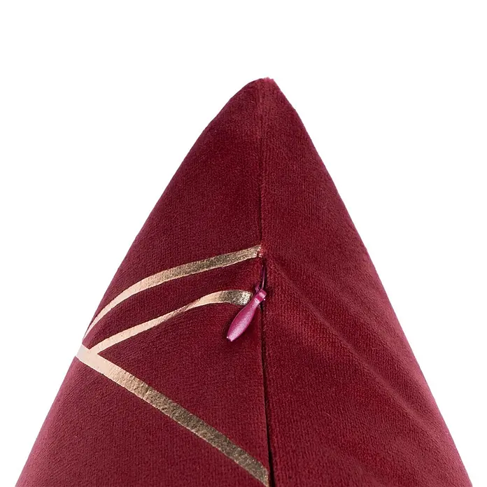 Dekokissen & Decken-Set Prisma 125 - 2 -tlg., Rot/Gold - Rotes Samtkissen mit goldenen Diagonalstreifen und einem rosafarbenen Reißverschlusszipper.