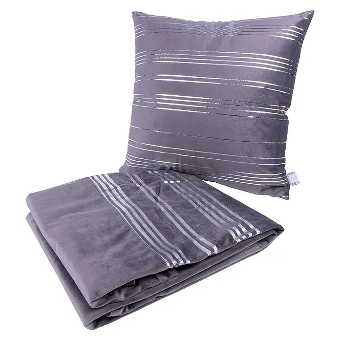 Dekokissen & Decken-Set Prisma - 2 -tlg., Graphit/Silber - Graues Kissen und gefaltete Decke mit schimmernden silbernen Querstreifen.