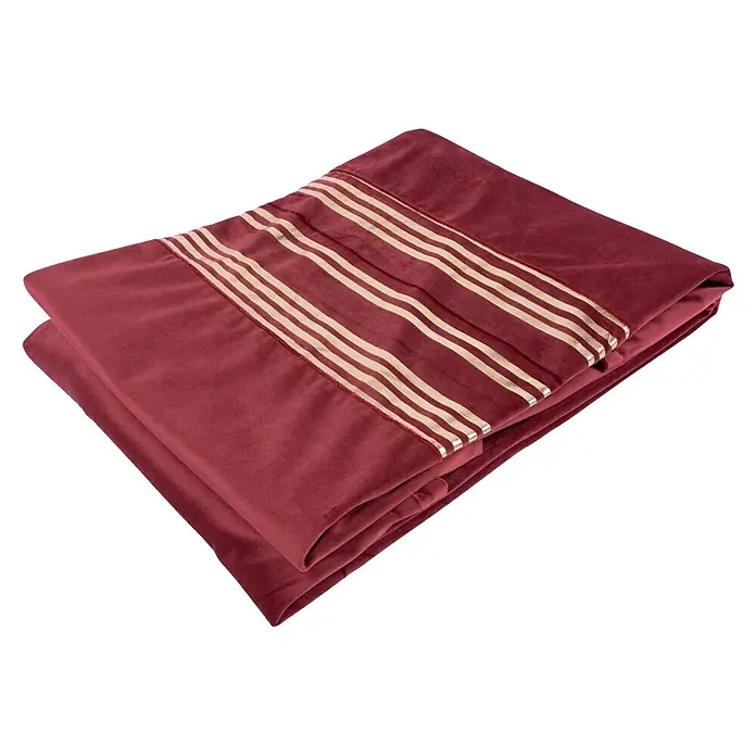 Dekokissen & Decken-Set Prisma - 2 -tlg., Rot/Gold - Gefaltete burgunderfarbene, samtartige Decke mit creme- und goldfarbenem Streifenbesatz.